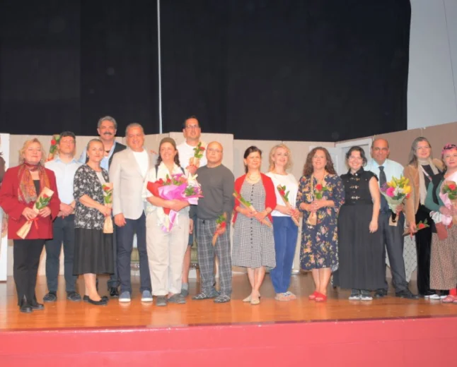 İzmirli dişhekimleri Toros Canavarı oyunuyla sahnede alkışlandı